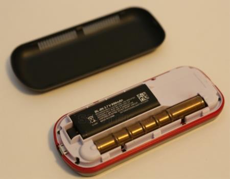 USB-шнур, сетевой адаптер и аккумулятор, поставляемые в комплекте с устройством